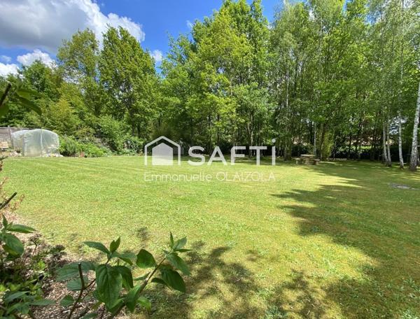 300 m2 au sol, aucun travaux ni vis à vis, studio déjà aménagé, 2038 m2, piscinable,