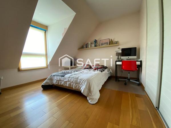 300 m2 au sol, aucun travaux ni vis à vis, studio déjà aménagé, 2038 m2, piscinable,