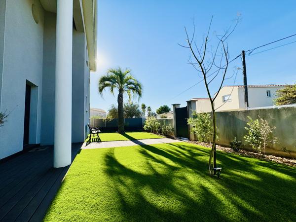 Saint-Jean-de-Védas (34430) 34430 - SAINT JEAN DE VEDAS - EXCLUSIVITE - VILLA 6 pièces - 289 m2 - 3 Chambres - Piscine intérieure