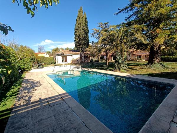 VILLA 2 HABITATIONS-PISCINE- 2 GARAGES & CARPORTS