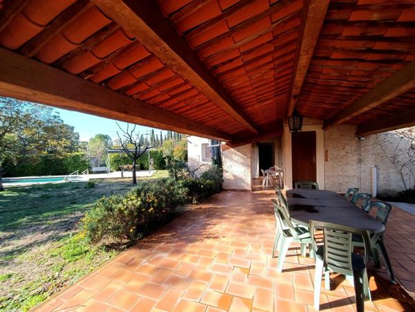 VILLA 2 HABITATIONS-PISCINE- 2 GARAGES & CARPORTS