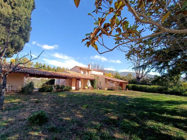 VILLA 2 HABITATIONS-PISCINE- 2 GARAGES & CARPORTS