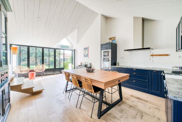 Charme et élégance en bord de mer : maison familiale avec jardin et piscine