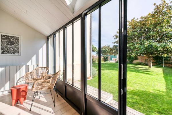 Charme et élégance en bord de mer : maison familiale avec jardin et piscine