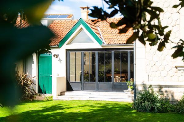Charme et élégance en bord de mer : maison familiale avec jardin et piscine