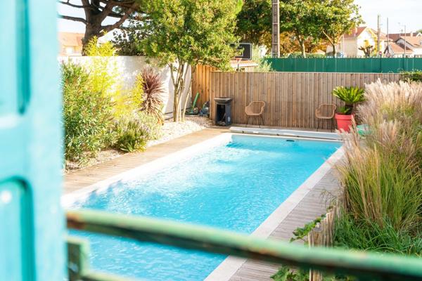 Charme et élégance en bord de mer : maison familiale avec jardin et piscine