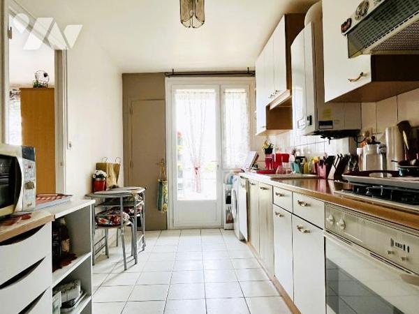 Investissement locatif avec locataire en place, à proximité immédiate des commerces et des tran...