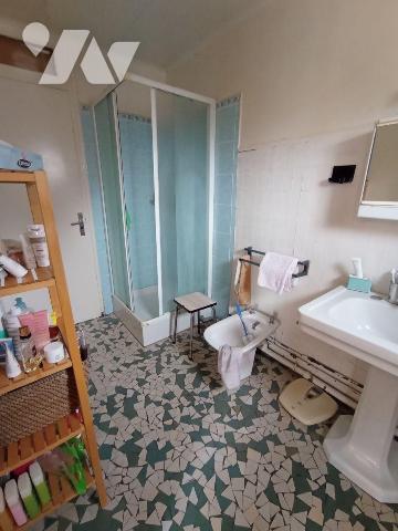 Centre-ville de Condé sur Noireau , une maison d'habitation d'environ 215m² est de 8 pièces pri...