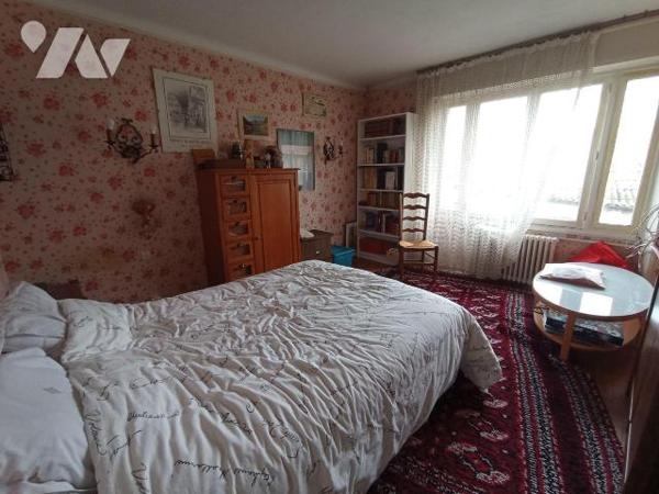 Centre-ville de Condé sur Noireau , une maison d'habitation d'environ 215m² est de 8 pièces pri...