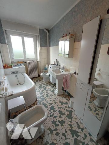 Centre-ville de Condé sur Noireau , une maison d'habitation d'environ 215m² est de 8 pièces pri...