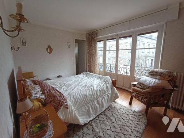 Centre-ville de Condé sur Noireau , une maison d'habitation d'environ 215m² est de 8 pièces pri...