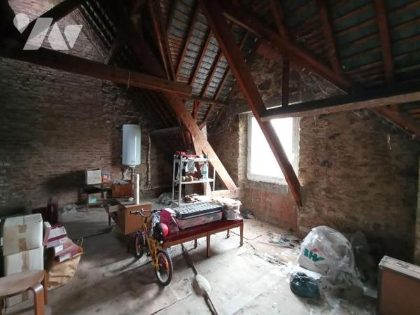 Centre-ville de Condé sur Noireau , une maison d'habitation d'environ 215m² est de 8 pièces pri...