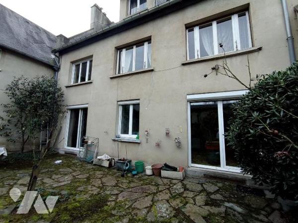 Centre-ville de Condé sur Noireau , une maison d'habitation d'environ 215m² est de 8 pièces pri...