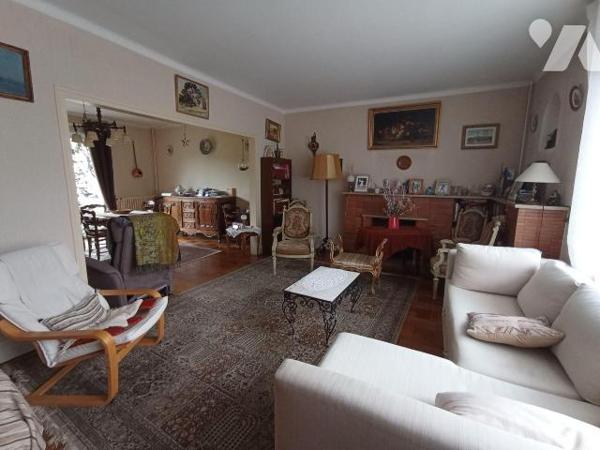 Centre-ville de Condé sur Noireau , une maison d'habitation d'environ 215m² est de 8 pièces pri...