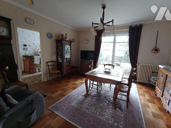 Centre-ville de Condé sur Noireau , une maison d'habitation d'environ 215m² est de 8 pièces pri...