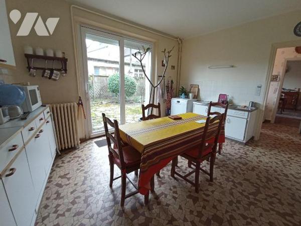 Centre-ville de Condé sur Noireau , une maison d'habitation d'environ 215m² est de 8 pièces pri...