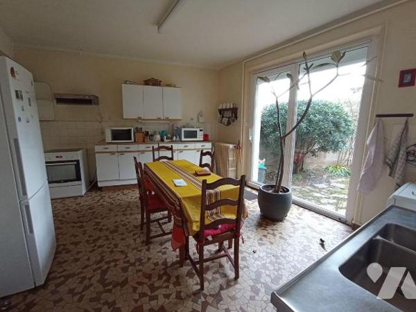 Centre-ville de Condé sur Noireau , une maison d'habitation d'environ 215m² est de 8 pièces pri...