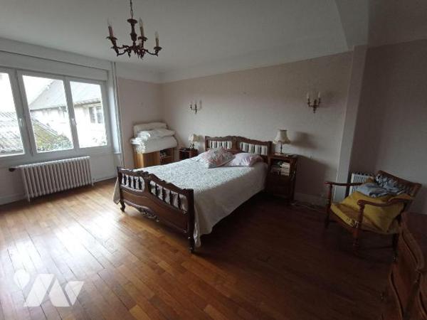 Centre-ville de Condé sur Noireau , une maison d'habitation d'environ 215m² est de 8 pièces pri...