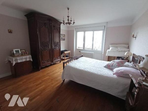 Centre-ville de Condé sur Noireau , une maison d'habitation d'environ 215m² est de 8 pièces pri...