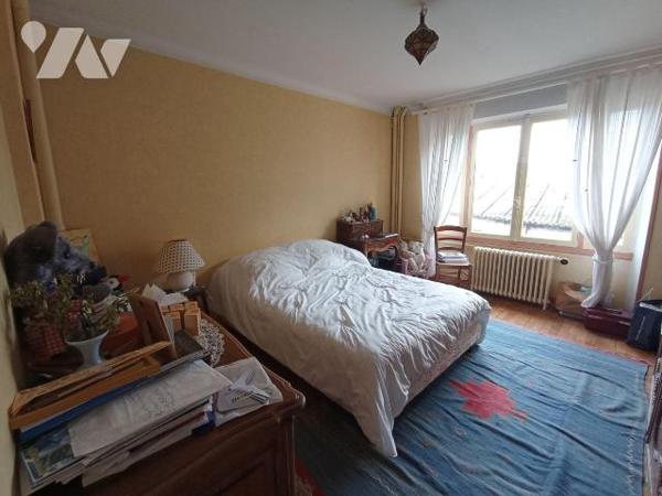 Centre-ville de Condé sur Noireau , une maison d'habitation d'environ 215m² est de 8 pièces pri...