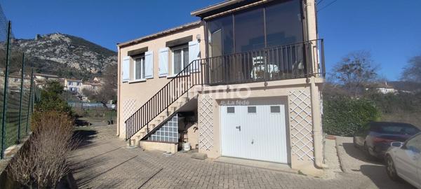 Maison individuelle avec jardin.