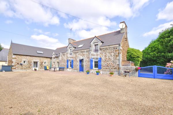 Belle longère en pierre de 192m² avec dépendance de 53m² et son grand jardin situé à Tréméloir