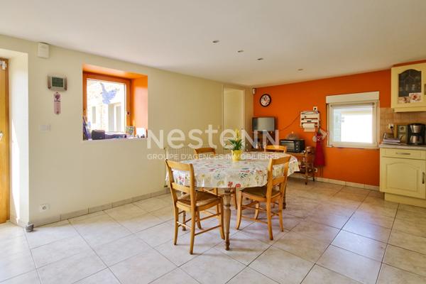 Belle longère en pierre de 192m² avec dépendance de 53m² et son grand jardin situé à Tréméloir