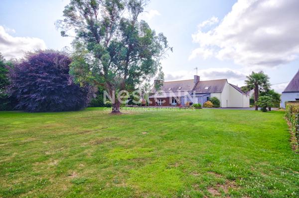 Belle longère en pierre de 192m² avec dépendance de 53m² et son grand jardin situé à Tréméloir