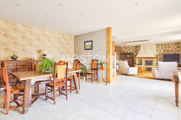 Belle longère en pierre de 192m² avec dépendance de 53m² et son grand jardin situé à Tréméloir
