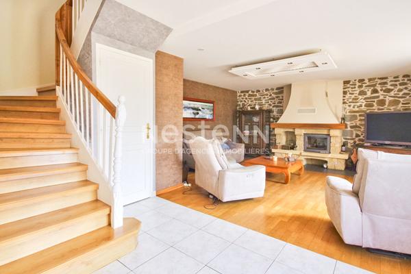 Belle longère en pierre de 192m² avec dépendance de 53m² et son grand jardin situé à Tréméloir