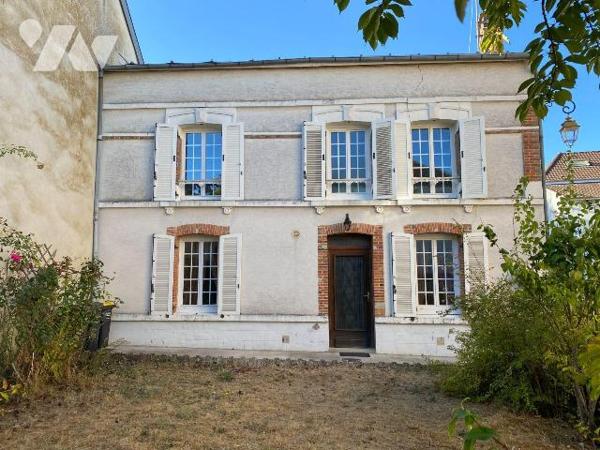 Maison à vendre à AVIZE (51190) d'environ 113 m² habitable comprenant :
Au rez-de-chaussée : e...