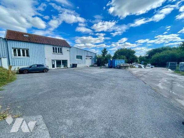 ENTREPOT AVEC BUREAUX LIBRES  
A VENDRE à LUCQUY, face à la gare. A 12 min de Rethel.
L'autor...