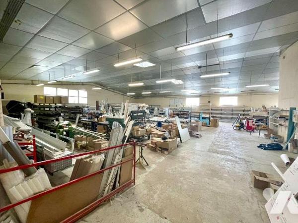 ENTREPOT AVEC BUREAUX LIBRES  
A VENDRE à LUCQUY, face à la gare. A 12 min de Rethel.
L'autor...