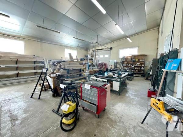 ENTREPOT AVEC BUREAUX LIBRES  
A VENDRE à LUCQUY, face à la gare. A 12 min de Rethel.
L'autor...