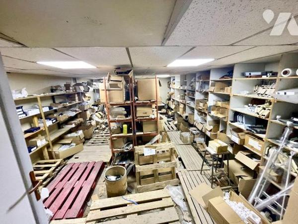ENTREPOT AVEC BUREAUX LIBRES  
A VENDRE à LUCQUY, face à la gare. A 12 min de Rethel.
L'autor...