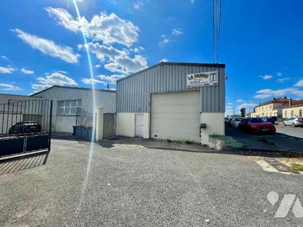 ENTREPOT AVEC BUREAUX LIBRES  
A VENDRE à LUCQUY, face à la gare. A 12 min de Rethel.
L'autor...
