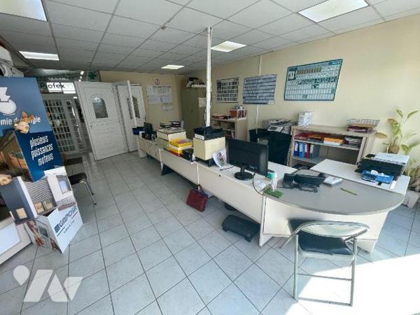 ENTREPOT AVEC BUREAUX LIBRES  
A VENDRE à LUCQUY, face à la gare. A 12 min de Rethel.
L'autor...