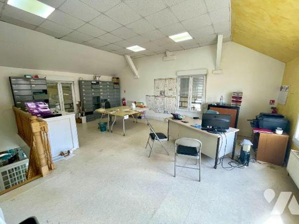 ENTREPOT AVEC BUREAUX LIBRES  
A VENDRE à LUCQUY, face à la gare. A 12 min de Rethel.
L'autor...