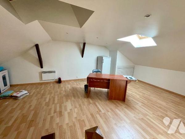 ENTREPOT AVEC BUREAUX LIBRES  
A VENDRE à LUCQUY, face à la gare. A 12 min de Rethel.
L'autor...
