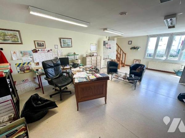 ENTREPOT AVEC BUREAUX LIBRES  
A VENDRE à LUCQUY, face à la gare. A 12 min de Rethel.
L'autor...