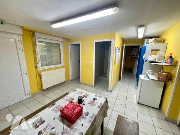 ENTREPOT AVEC BUREAUX LIBRES  
A VENDRE à LUCQUY, face à la gare. A 12 min de Rethel.
L'autor...