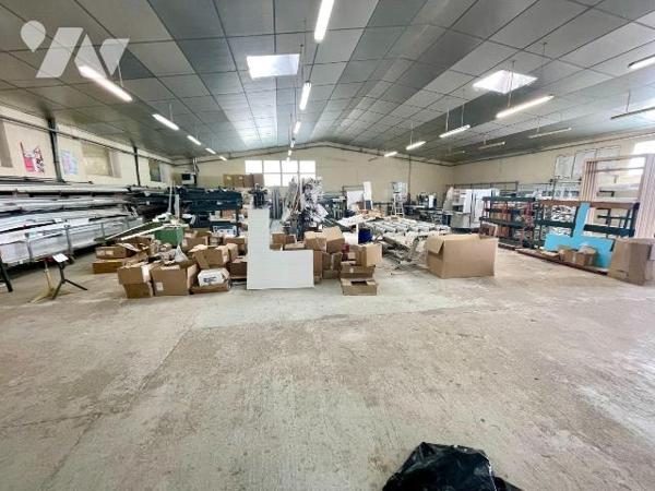 ENTREPOT AVEC BUREAUX LIBRES  
A VENDRE à LUCQUY, face à la gare. A 12 min de Rethel.
L'autor...