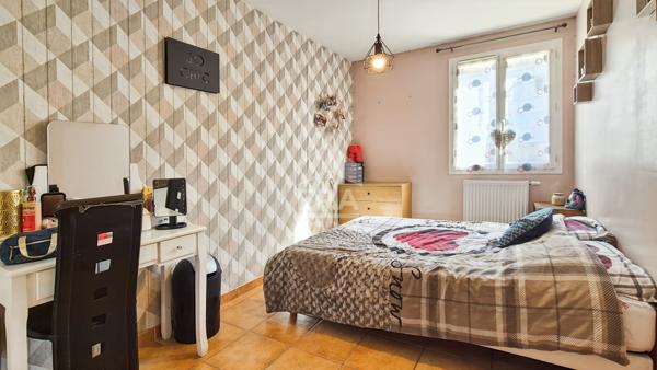 CHATEAURENARD - Maison plain-pied 3 chambres + bureau, jardin avec piscine