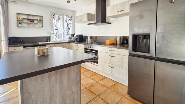 CHATEAURENARD - Maison plain-pied 3 chambres + bureau, jardin avec piscine