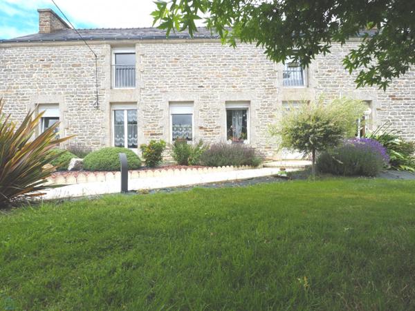 Grande maison cinq chambres, grand hangar et 9000 m2 de terrain