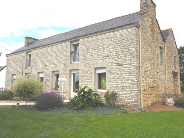 Grande maison cinq chambres, grand hangar et 9000 m2 de terrain