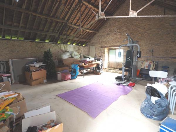 Grande maison cinq chambres, grand hangar et 9000 m2 de terrain