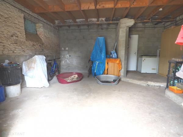 Grande maison cinq chambres, grand hangar et 9000 m2 de terrain