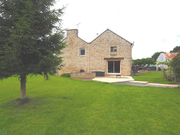 Grande maison cinq chambres, grand hangar et 9000 m2 de terrain