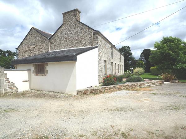 Grande maison cinq chambres, grand hangar et 9000 m2 de terrain